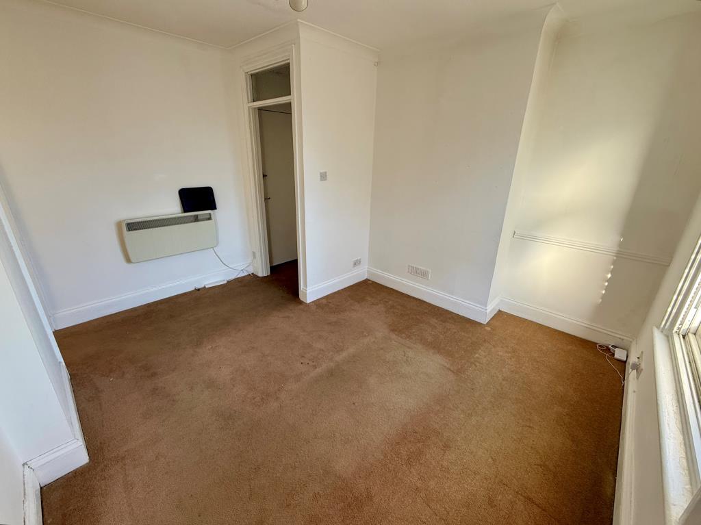 Lot: 44276 - FREEHOLD MIXED USE INVESTMENT - SHOP AND THREE FLATS - Flat C Living room